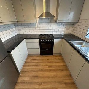 1 bedroom parking to rent - Photo 2