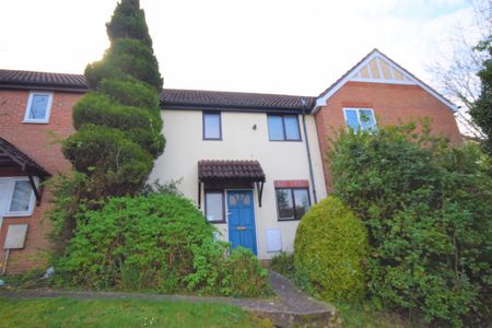 Newly refurbished Two bedroom mid terrace - Photo 2