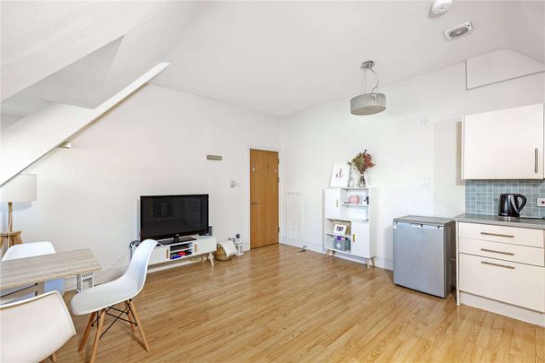 A bright and spacious one bedroom flat with private balcony in a well maintained conversion. - Photo 1