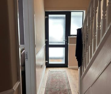 Room in a Shared House, Quebec Road, IG2 - Photo 6