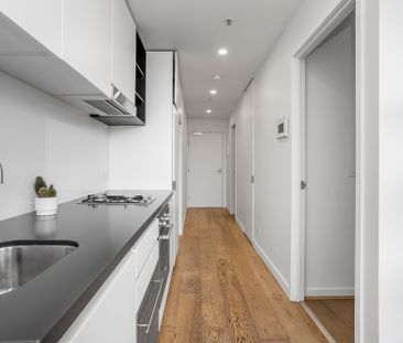 Contemporary Collingwood Pad with Private City-View Balcony! - Photo 4