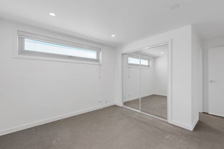 Spacious & Stylish Townhouse in Prime Location - Photo 4