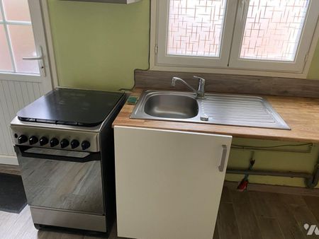 Une maison comprenant : Rdc ; salon séjour avec feu à bois, cuisine aménagée Salle de bain a... - Photo 5