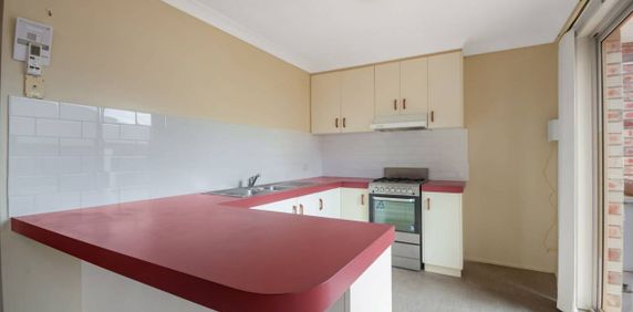 Spacious & Stylish Townhouse Living in Kearneys Spring! - Photo 2