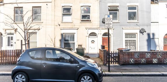 5 Bed Terraced House, Albert Square, E15 - Photo 2