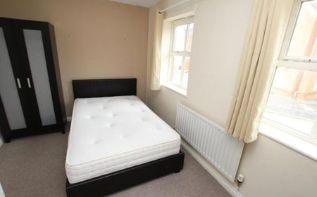 *** STUDENT HOUSE *** A large five bedroom house with three bathrooms. Offered on a furnished basis from August. Bills not included. - Photo 4