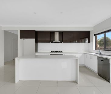 Contemporary 4-Bedroom Home – Convenience, Comfort & Easy-Care Yards - Photo 6