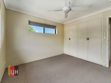 ONE OF THE BIGGEST TWO BEDROOM UNITS IN PRIME LOCATION! - Photo 3