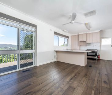 Spacious 4-Bedroom Family Home with Stunning Views – Prime Location! - Photo 2