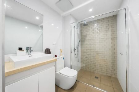 Spacious Top-Floor unit with Skylight - Photo 5