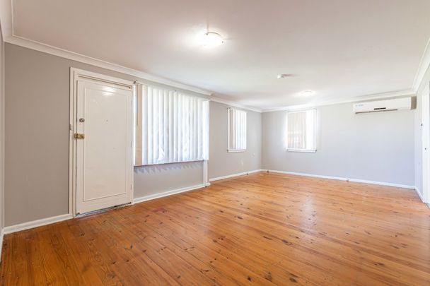 Neat and tidy home in a very central location! - Photo 1