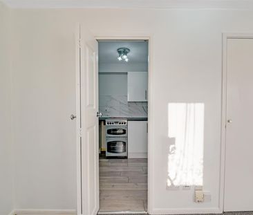 Studio To Let - Photo 4