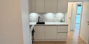 Exklusive 2-Zimmer-Erstbezugswohnung im obersten Geschoss | Erstbezug | Weitblick | Südwest-Balkon | Deckenkühlung und -heizung & elektrische Außenjalousien - Photo 3