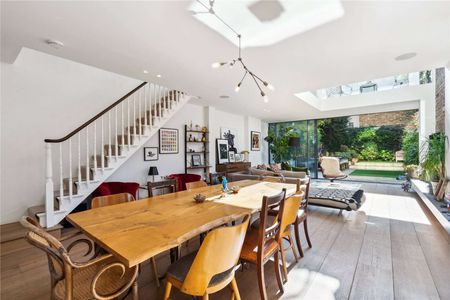 A beautifully presented house with exceptional entertaining space and a south-facing garden - Photo 3