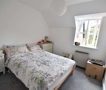 A wonderful top floor two bedroom flat - Photo 5