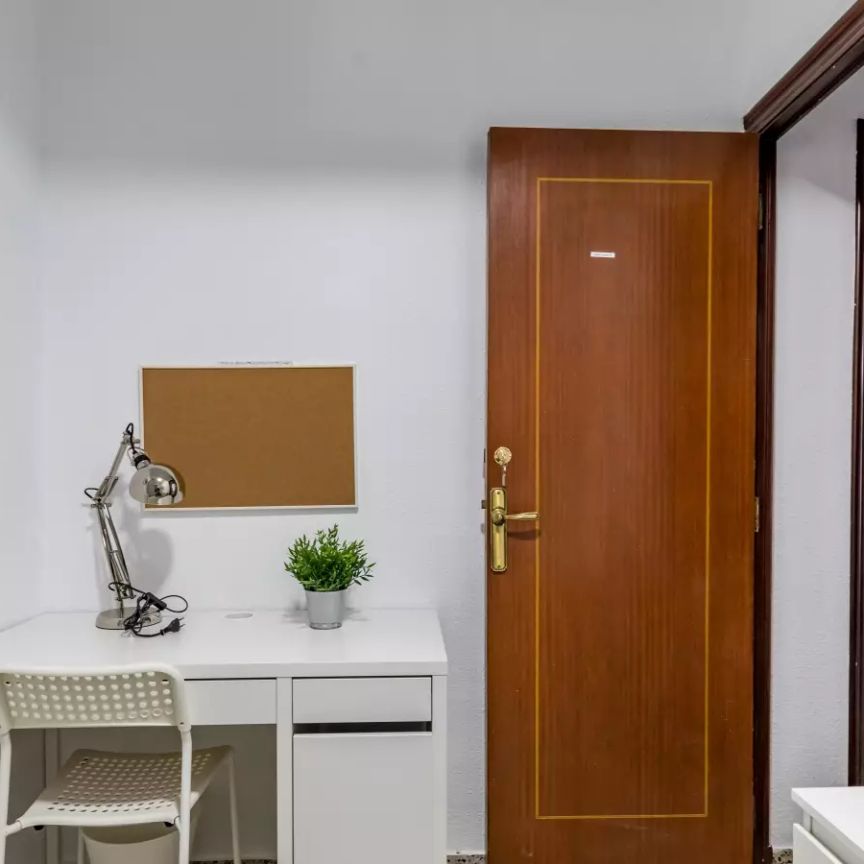Room for rent in 5 bedroom apartment in Benicalap - Photo 1