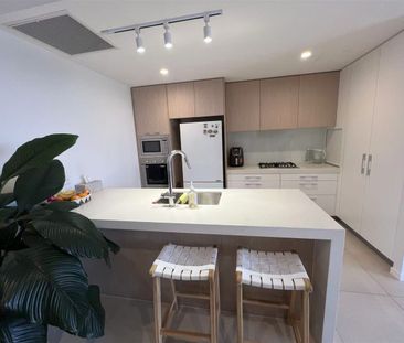 Near-New 2-Bedroom, 2 Bathroom & 2 parking space Apartment with VIEW - Photo 2