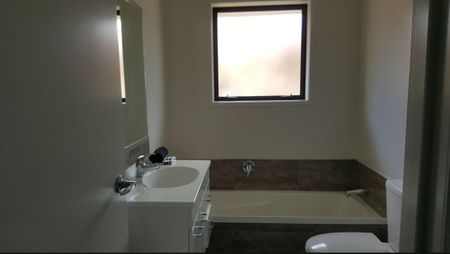 Charming 4BR Home in Te Kamo – Family Ready! - Photo 5