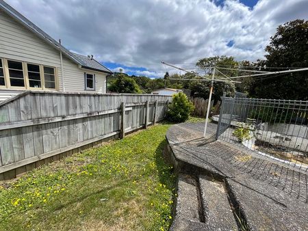 A Spacious large family home in Wainuiomata - Photo 3