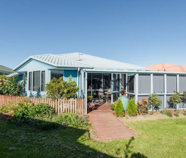 Large Village Charmer - Photo 4