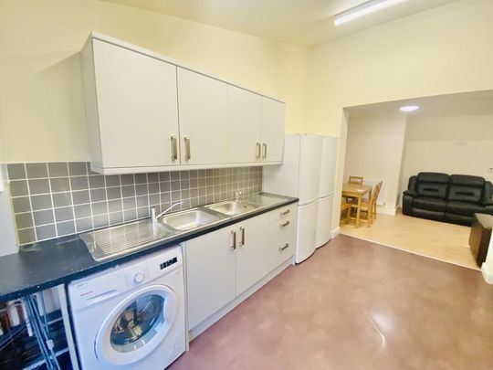 6 bedroom terraced house to rent - Photo 1