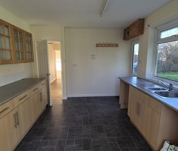 3 bedroom detached bungalow to rent - Photo 6