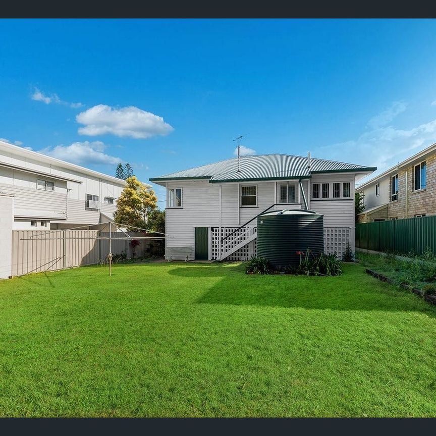 Charming Post-War Home in Quiet Cul-de-Sac - Photo 1