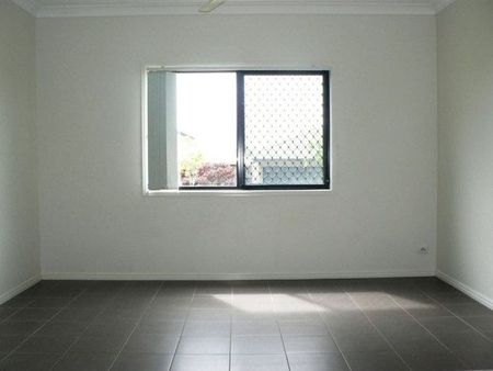 Large 4 Bedroom 2 Bathroom 3 Living areas in North Lakes - Photo 4