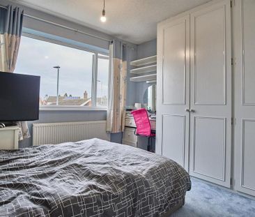 4 bedroom detached house to rent - Photo 2