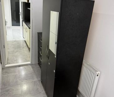 1 bedroom in a flat share to rent - Photo 2