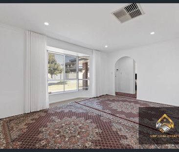 For Rent 🏡- Comfortable 3-Bedroom Living in Prime Burton Location - Photo 2