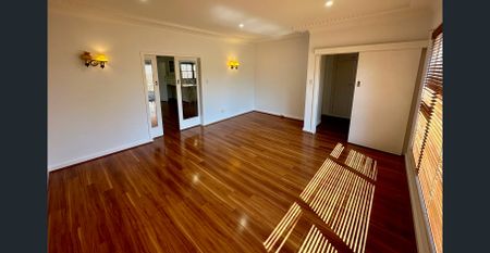 Spacious & Comfortable Double Brick Family Home - Photo 5