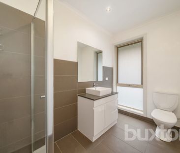 FAMILY HOME LOCATED IN MOUNT WAVERLEY SCHOOL ZONE !! - Photo 4