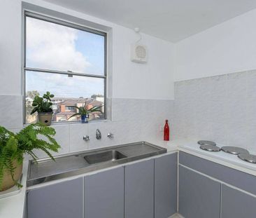 SPACIOUS & FURNISHED APARTMENT - Photo 2
