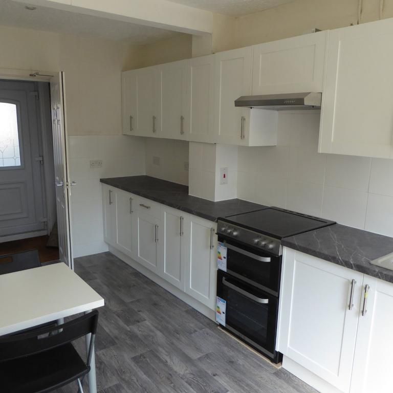 4 bedroom terraced house to rent - Photo 1