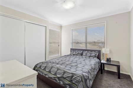 Immaculate unit in Kearneys Springs, only short stroll to local parklands and USQ! - Photo 3