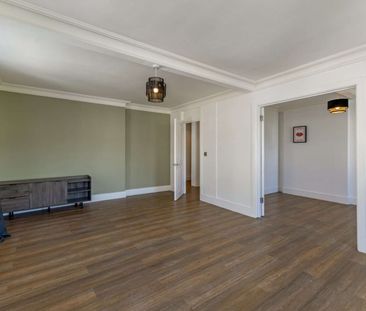 A beautifully presented three-bedroom first floor apartment in one ... - Photo 3
