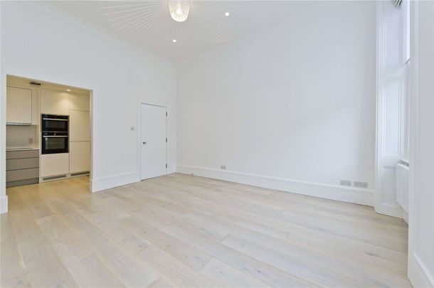 A newly refurbished two bedroom flat with lift on Lancaster Gate - Photo 1