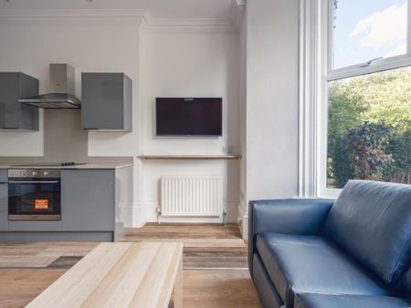 5 bedroom flat to rent - Photo 2