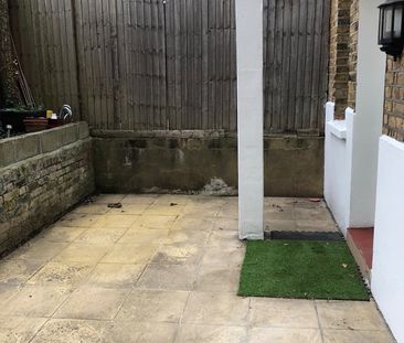 2 Bed Flat, Elmwood Road, CR0 - Photo 2