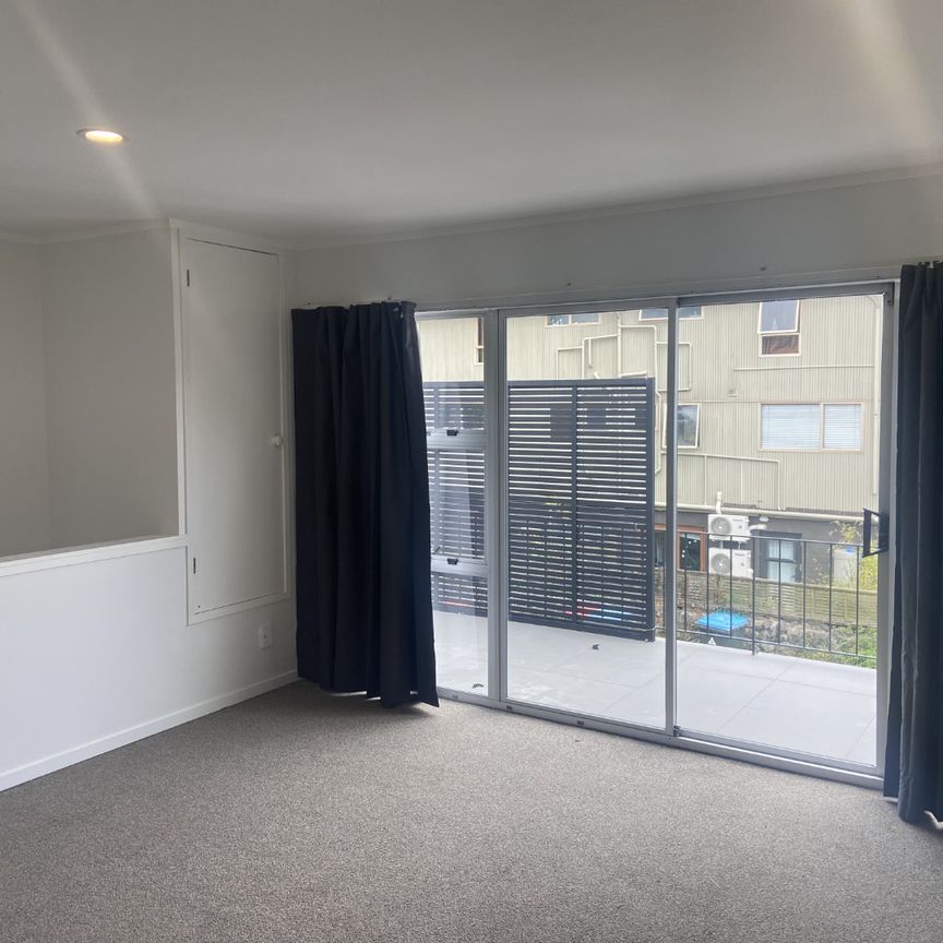 Very Tidy Great location - Photo 1