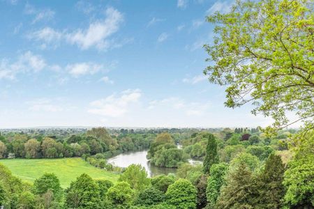 A fabulous three bedroom apartment with wonderful views over the picturesque Petersham Meadows and allocated underground parking - Photo 4