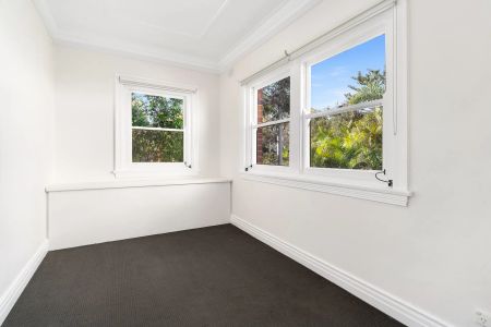 Sunlit Art Deco Apartment with Ocean Views - Photo 3