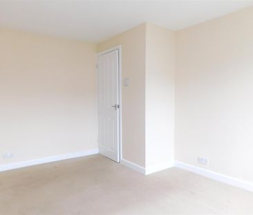 Simon Close, Nuneaton - Photo 2