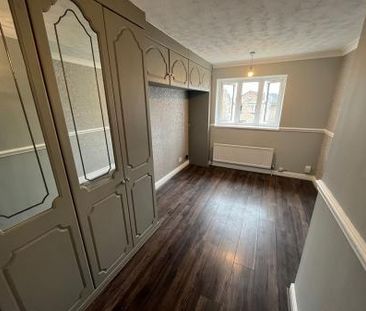 4 bedroom Detached house To Let - Photo 3
