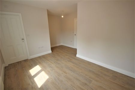 3 bedroom mid terrace to let - Photo 3