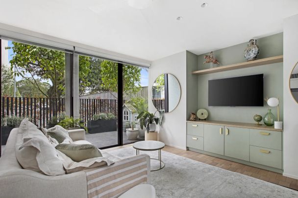 Light Filled Ground Floor Garden Apartment In Secure Block - Lift Access - Photo 1