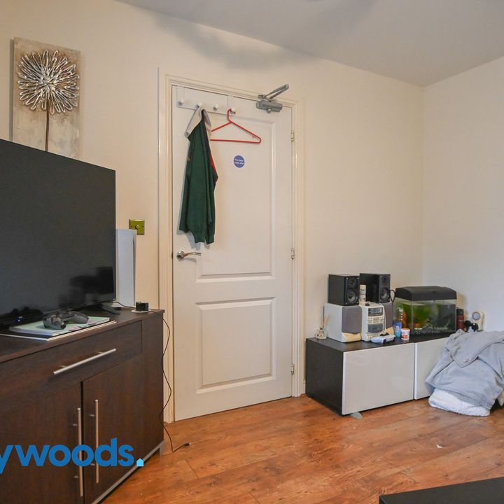 5 bed end of terrace house to rent in Comet Avenue, Newcastle-under-Lyme, Staffordshire - Photo 1