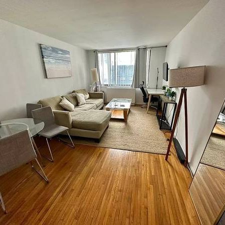 Beautiful, south facing, 1st floor, apartment in Kitsalano available! - Photo 1