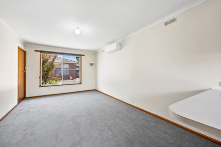 UPDATED 1 BEDROOM FLAT IN QUIET COMPLEX - Photo 3